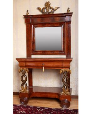 584-Importante consola fernandina en madera de caoba con espejo. Decoración imperial con patas de cisne ebonizadas y dor