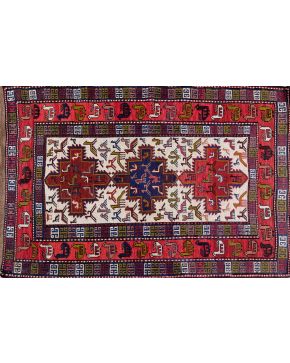 465-Kilim turco, campo en beige con motivos de animales esquematizados, orla decorativa en tonos rosas, verde y crudo.  