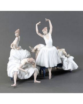 484-LLADRÓ Bailarinas"" Porcelana esmaltada. Medidas: 42 x 55 cm.""