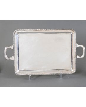 587-Bandeja rectangular con asas en plata española punzonada. Medidas con asas: 46 x 27 cm. Medidas: 35 x 27 cm.