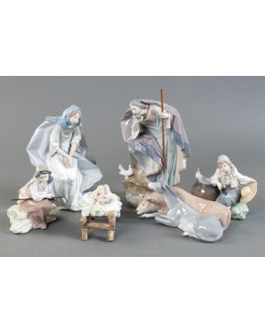 507-LLADRÓ  Nacimiento en porcelana compuesto por 6 piezas. Con marcas en la base.  Altura mayor: 22 cm. 