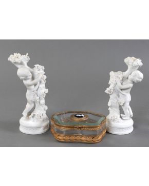 591-Lote de caja con miniatura romántica en cristal y pareja de candeleros con fustes de putti"". ""