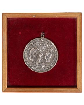 590- Louis Philippe I y Marie Amelie "" Medalla en plata española punzonada, de los Reyes franceses. Enmarcada. Diámetro: