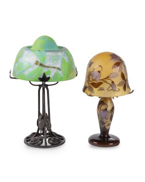 495-Dos lámparas de sobremesa estilo Art Nouveau en vidrio francés, con tulipas y vástagos con decoración grabada al áci