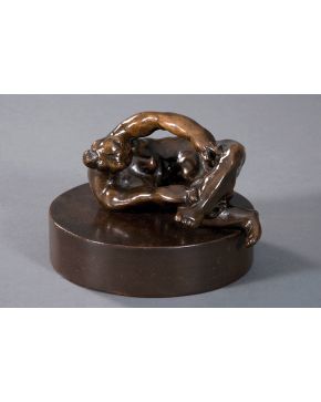 2010-AFTER  AUGUSTE RODIN (París 1840-Meudon  1917)   Bronce patinado sobre peana de madera Medidas: 9,5 x 18 x 15 cm.