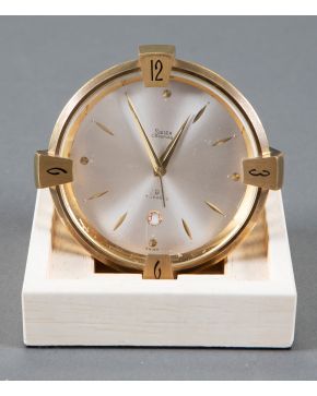460-Reloj despertador de mesilla suizo años 60 con calendario. En bronce dorado de mesilla con segundero y calendario