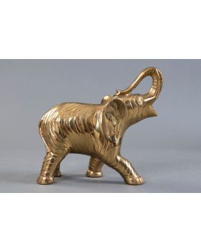 487-Elefante en bronce dorado. Medidas: 22 x 24 cm.
