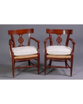 496-Pareja de butacas inglesas en madera de caoba con asientos de enea y cojines en color crema.  Medidas: 