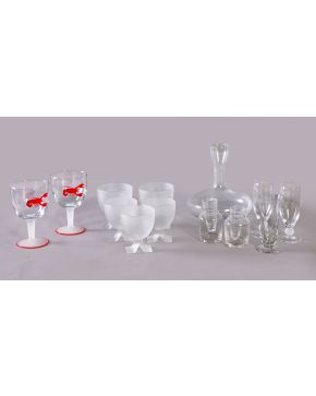 475-Gran cristalería moderna de copas irisadas transparentes. Compuesta por:  24 copas para agua, 24 copas para vino, 6 copas de c