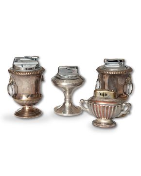 459-Lote de cuatro encendedores de mesa en metal plateado. 