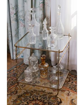 490-Lote compuesto por:  Mueble camarera de dos alturas en metal dorado y diez botellas licoreras en cristal tallado. Medida