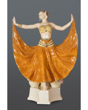 506-ESCUELA VIENESA, pp. S. XX. Bailarina Escultura en cerámica vidriada.  Medidas: 77 cm. 