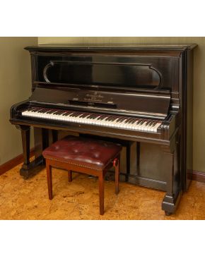 483-Piano STEINWAY & SONS, New York Hamburg 1893. Piano de pared en madera ebonizada nº 91172.  Con taburete en piel.  Me