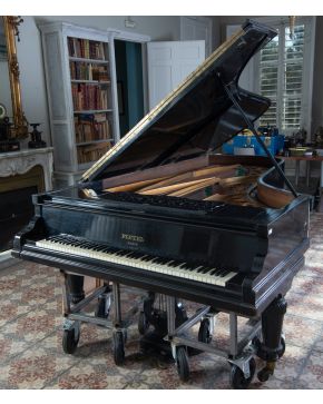 449-PLEYEL, Francia, 1926. Magnífico piano de gran cola. Ebonizado, con patas de jarrón sobre ruedas y pedales en forma de l