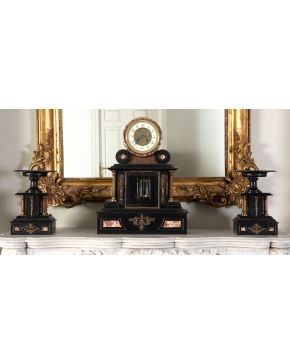 505-Guarnición de chimenea estilo Napoleón III compuesta por reloj y pareja de copas. Con decoración de columnas acanaladas, aplic