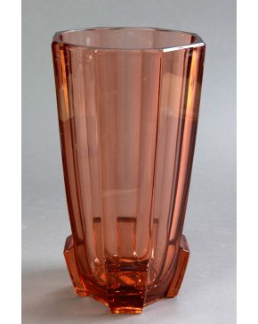 494-VAL ST LAMBERT ca. 1930. Vaso Art Decó en vidrio belga facetado color ámbar.     Altura: 30 cm.	 	 