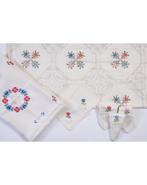451-Lote formado por mantel de lagartera en color crudo con decoración de flores bordadas con 12 servilletas de mesa a juego,  man
