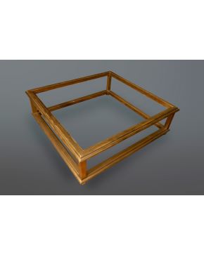 470-Mesa contemporánea en bronce dorado de forma cuadrangular, sobre de cristal.  Medidas: 42 x 120 x 120 cm.
