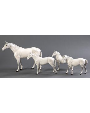 501-Lote en porcelana de Beswick, Inglaterra. “Caballos” 