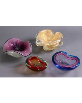 480-Lote de cuatro ceniceros en cristal de Murano de varios colores
