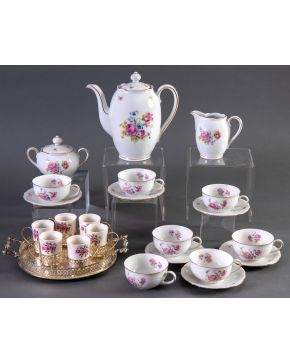 492-Lote formado por:  - Juego de café en porcelana de Bavaria.  Compuesto por siete tazas, cafetera, lechera y azucarero