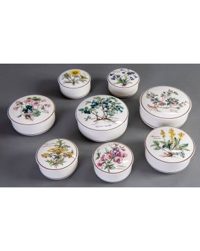 472-VILLEROY & BOCH Ocho cajas redondas con tapa con decoración floral sobre fondo blanco.