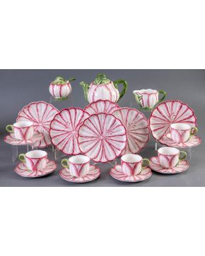 468-Juego de merienda en cerámica con decoración de hojas granates y ramas verdes sobre fondo blanco. Compuesto por seis tazas 