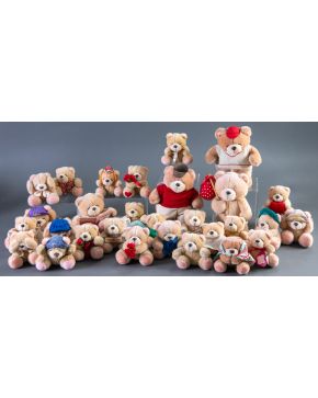 467-Caja con 29 teddy bears de diferentes tamaños y modelos