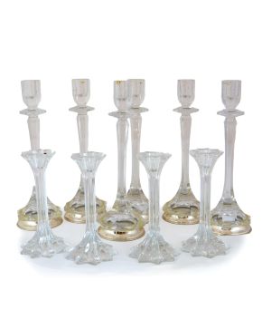 481-Lote en cristal europeo: - Seis candeleros en cristal tallado y facetado con peanas en plata - Cuatro candeleros con pie
