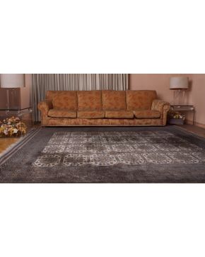 482-Alfombra persa en lana con decoración de óvalos centrales con motivos vegetales sobre campo marrón. Medidas: 250 x 335 cm.