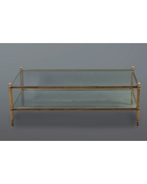 489-Mesa de centro de estilo Luis XVI, años 70 En bronce dorado, con dos baldas de cristal.  Medidas: 40 x 60 x 120 cm.