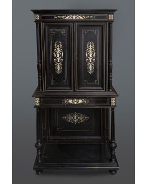 455-Mueble biblioteca, Italia S. XIX En madera ebonizada con decoración de motivos a candelieri en hueso pirograbado. Cuerpo