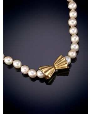 1-COLLAR UN HILO DE PERLAS CULTIVADAS CON BROCHE EN ORO AMARILLO 18K.
