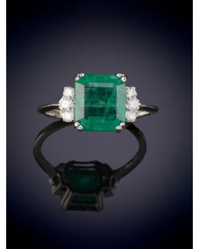 10-SORTIJA CON ESMERALDA CENTRAL FLANQUEADA POR BRILLANTES. Montura en oro blanco 18k.
