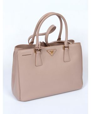 1000-PRADA" BOLSO MODELO SATCHEL EN PIEL COLOR NUDE. Se acompaña de asa larga y corta. Con su funda. "