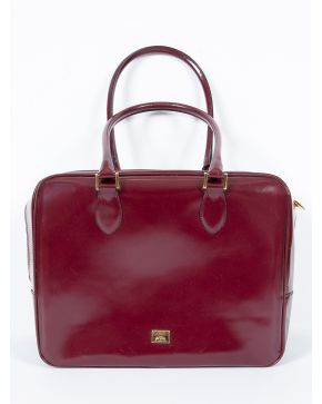 1002-MOSCHINO" BOLSO DE CHAROL EN GRANATE CON DETALLES DORADOS Y ASAS CORTAS."