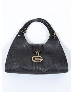 1007-LOEWE Bolso en piel vintage en color negro con asa larga.