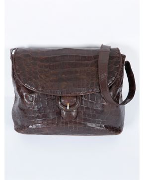 1010-ELEGANTE CARTERA DE COLGAR EN PIEL.