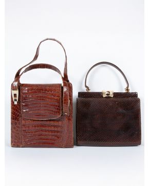 1011-LOTE FORMADO POR DOS BOLSOS VINTAGE CON ASAS CORTAS. 