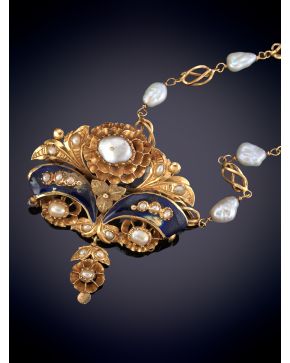 12-LOTE FORMADO POR UN BROCHE ANTIGUO CON ESMALTE Y PULSERA DE PERLITAS sobre una montura de oro amarillo de 18k. 