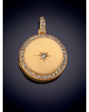 13-ANTIGUO PORTAFOTOS CON DIAMANTES TALLA ROSA EN ORO AMARILLO 18K.