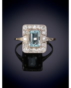 14-SORTIJA ART DECÓ DE AGUAMARINA ORLADA POR BRILLANTES. Montura en platino.