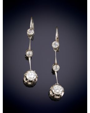 15-PENDIENTES AÑOS 50 DE BRILLANTES DISPUESTOS EN HILERA. Montura en oro blanco 18k.