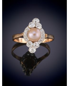 16-ANTIGUA SORTIJA LANZADERA DE DIAMANTES TALLA ANTIGUA Y PERLA CENTRAL. Montura en oro amarillo y blanco 18k.