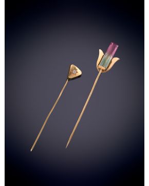 18-Lote de tres piezas de pp de siglo, sortija con topacio oval, alfiler con turmalina y alfiler con chispita de brillan