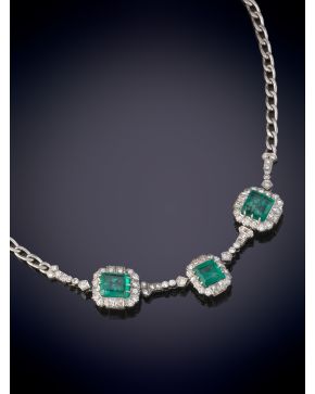 2-ELEGANTE GARGANTILLA CON TRES CENTROS DE ESMERALDAS DE HOMOGÉNEO COLOR, RODEADAS DE BRILLANTES. Montura en plata. 