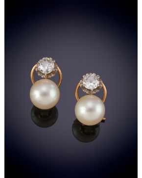 20-PENDIENTES AÑOS 40 DE PERLA Y DIAMANTE TALLA ANTIGUA. Montura en oro amarillo 18k.