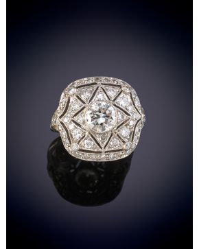 21-BELLA SORTIJA ANTIGUA EN FORMA DE COJIN CON BRILLANTE CENTRAL DE 0.40CT RODEADO DE BRILLANTES QUE COMPONEN MOTIVOS G