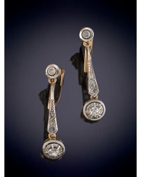 22-ANTIGUOS PENDIENTES ART DECÓ CON CAIDA EN BARRA DE DIAMANTES TALLA ANTIGUA. Montura en oro amarillo 18k.