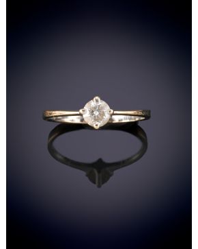 23-SOLITARIO CON UN BRILLANTE DE 0,30CT. APROX. Sencilla montura de garras en oro blanco de 18k. 
